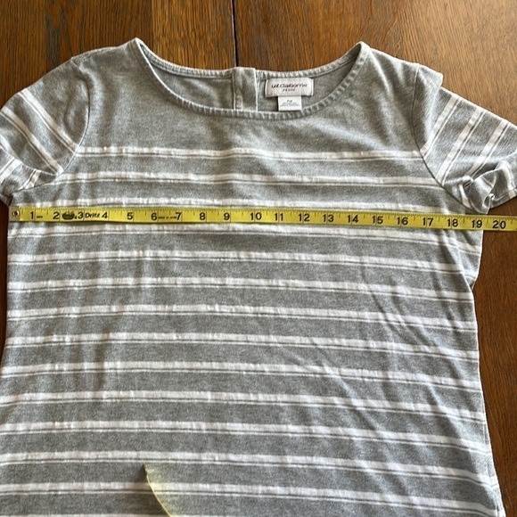 Liz Claiborne petite medium 3/4 gray white striped T-shirt buttons in the back - Picture 8 of 13